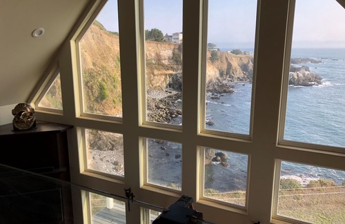 Shelter Cove Apartment | The Castle Inn of the Lost Coast King Suite