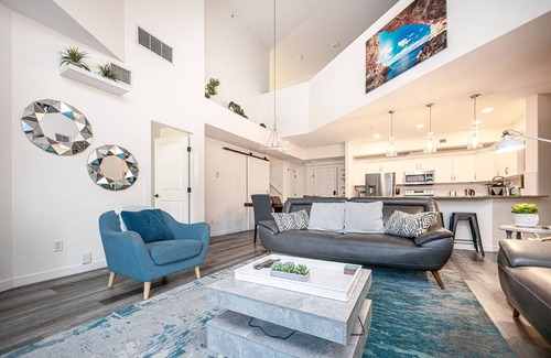 North End Condo | “The Cathedral” luxury penthouse loft with lakeview. Downtown, pool and hot tub.