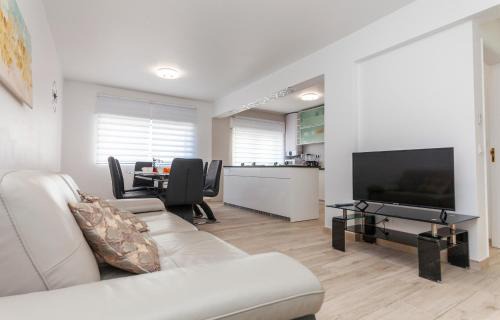 Lagos House | The Chairs Place GuestHouse