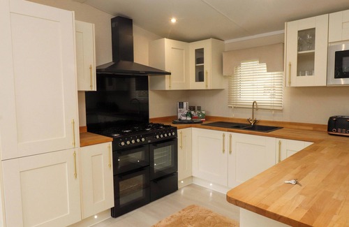 Chwilog Cottage | THE CHALET AT TYN LON, pet friendly, with a garden in Chwilog