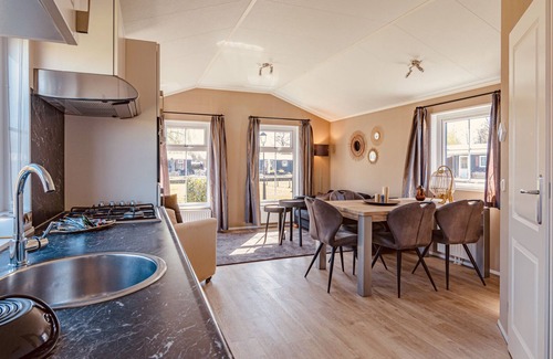 Giethoorn House | The chalets are fully equipped. The spacious living room has a comfortable seating area with a flat screen TV.