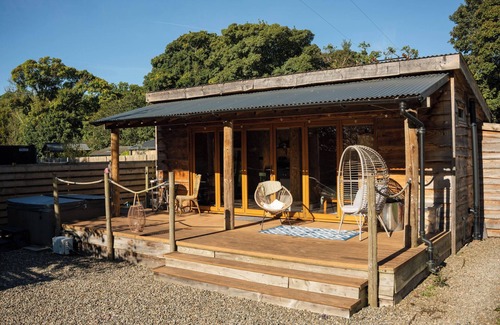 Carlisle Cottage | THE CHARD, romantic, with hot tub in Longtown