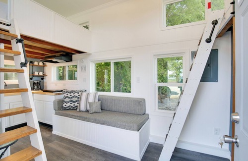 Defiance Apartment | 'The Chardonnay Chalet' Defiance Studio Trail!