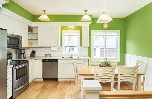 Holland Ski Chalet | "The Charleston" Luxury Townhome, Pool, Hot Tub, Golf Membership, Near Lake and Beaches