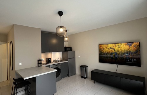 Bussy-Saint-Georges Apartment | The charming studio in a residence with parking.