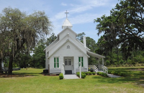 Sapelo Island Apartment | The charming Candy Cottage studio on Sapelo Island under the mossy Live Oaks