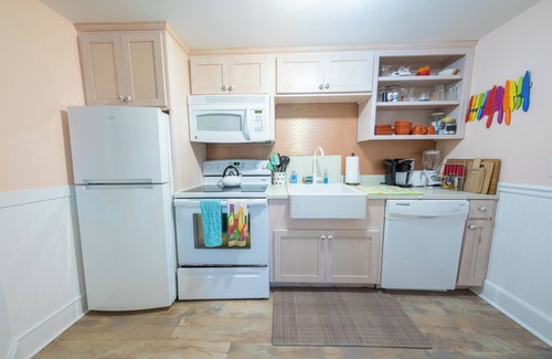 Sapelo Island Apartment | The charming Candy Cottage studio on Sapelo Island under the mossy Live Oaks
