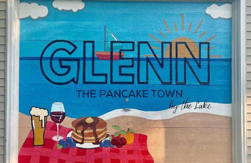 Glenn House | The charming Glenn Cottage! Walk to Lake Michigan!