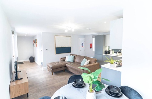 New Forest District House | The Charming Redwood Escape, New Forest