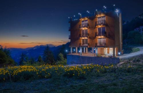 Fagu Apartment | The Charvi Regency I Vacations I Conference I MICE I Family Events I Open Air Terrace I Sky Bonfire I Wooden Rooms With Pvt Balconies I Kufri by Exotic Stays