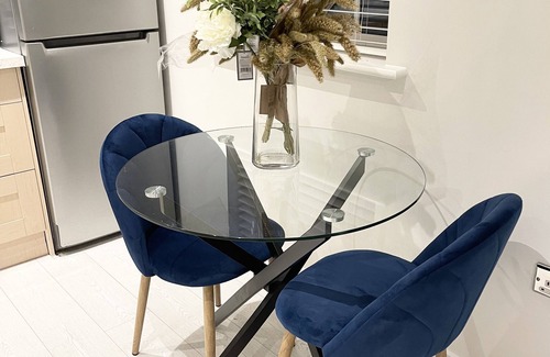 Greenhithe Apartment | The chateaux luxury Apartment- 5 min from Bluewater shopping mall