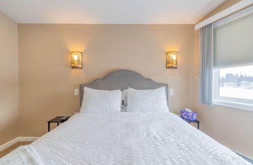 College House | The Chena River House River Suite
