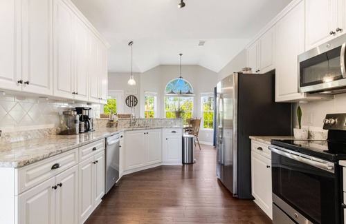 Southport House | The Chick-Inn: Groups & Families, Lots of Parking!