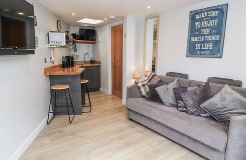 Cannards Grave Cottage | THE CHILL GARDEN ROOM, pet friendly, with a garden in Shepton Mallet