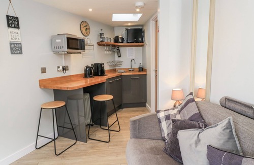 Cannards Grave Cottage | THE CHILL GARDEN ROOM, pet friendly, with a garden in Shepton Mallet