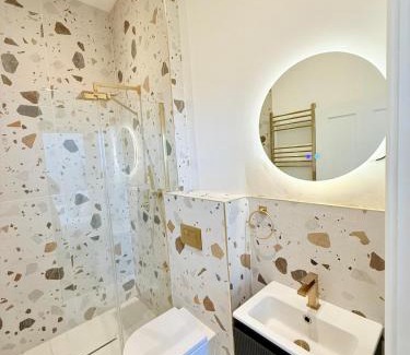 Saint Paul's Apartment | The City Nest - Sleeps 7 - Free Off Street Parking