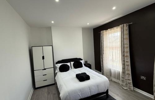 Northampton House | The Clare Court 6BR Luxe Retreat