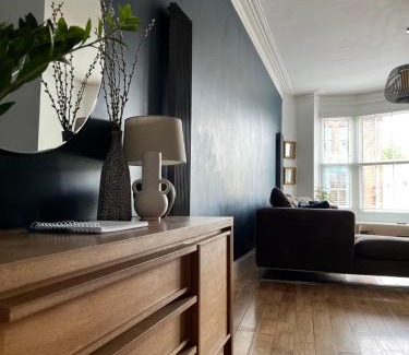 Portsmouth Apartment | The Clock Tower Apartment - Spacious, Modern, 2 Bed Room Apartment , Southsea with Free parking - sleeps 4