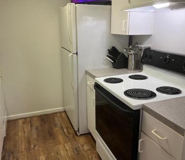 Rosewood Apartment | THE Clubhouse MASTERS GOLF THEMED 1 KING BED 1 BATH FURNISHED APARTMENT FULL SIZE KITCHEN FULL SIZE LEATHER PULL OUT SLEEPER SOFA IN LIVING ROOM & FULL SIZE LEATHER SOFA 1 GIG FIBER INTERNET DIRECTV PREMIUM PACKAGE ALL SPORTS & MOVIE CHANNELS & DVR