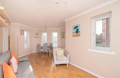 North West Apartment | The Cluthar - Ground Floor West End City Centre Rockvilla flat & Parking