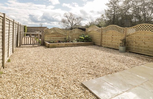Wedmore Cottage | THE COAL HOUSE AT MENDIP VIEW, with a garden in Wedmore