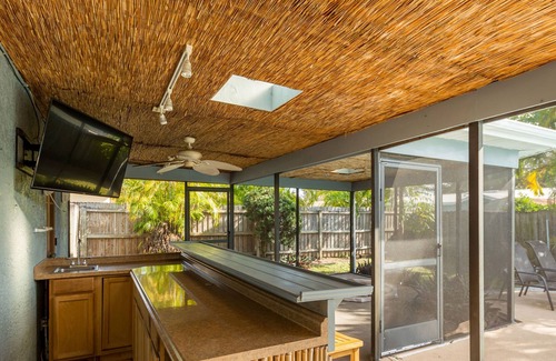 Seminole House | The Coastal Cutie! Pool, Hot Tub, 5-10 Mins to Beautiful Gulf Beaches!