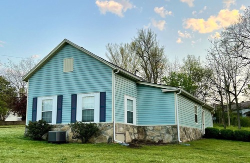 Flippin Cottage | The Cold River Cottage - Walk to the White River and Park!