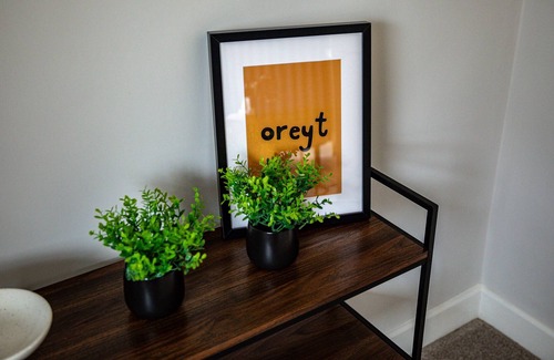 Thurnscoe House | The Colliers Rest: Modern 3 bed home from home with free parking