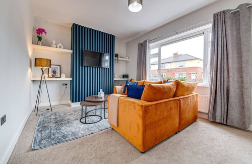 Thurnscoe House | The Colliers Rest: Modern 3 bed home from home with free parking