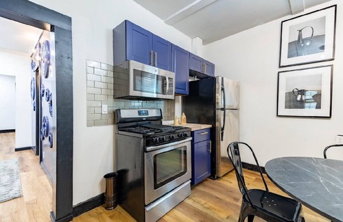 Detroit House | The Color Lounge! Spacious 4-bedroom house with WiFi and AC in terrific Detroit