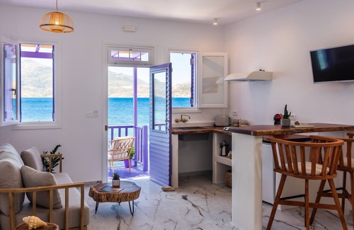 Tripiti House | The Colourful Land Klima, Milos