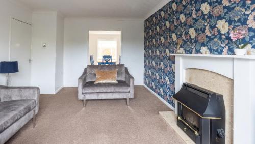 Witney House | The Conifers large detached home with off street parking