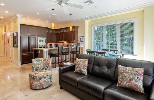 Old Town House | *THE CONTENTED CRANE @ OLD TOWN* Home & Pool Near Duval + LAST KEY SERVICES.
