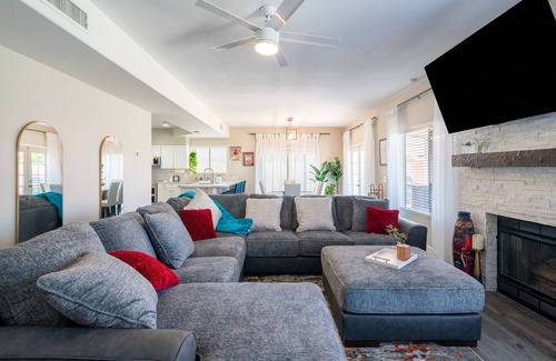 Garden Lakes House | The Copper House (5-Bedroom Home) with Pool - Pets Allowed by RedAwning