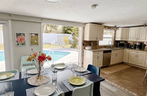 Sarasota Springs House | The Coral Cottage close to all that Sarasota has to offer