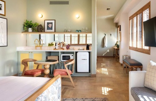 Hyde Park Hotel | The Corner King at Palihouse Hyde Park Village, Onsite Valet Parking
