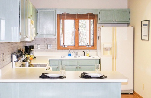 Beech Mountain Cottage | The Cottage at Coffey-7 min to Skiing, Cozy Fireplace, Expansive Mountain Views