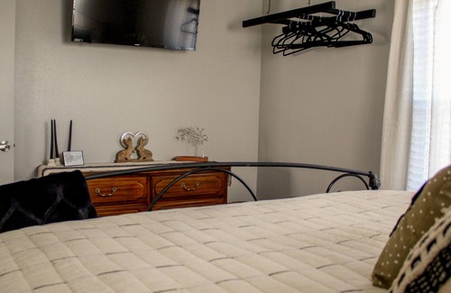 Merriam Woods Cottage | The Cottage at Willow Hill- Minutes from Branson!