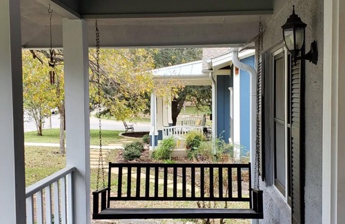 Georgetown Cottage | The Cottage @ Georgetown Square. 5% weekly discount; 10% monthly discount.