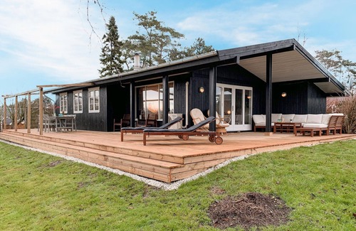 Østerskov House | The cottage is situated on a beautiful natural plot bordering an unfenced marsh.