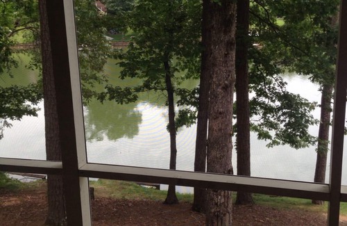 Hickory Cabin | "The Cottage on LaKe Hickory" - 5Acre Point/1100 Water Frontage! NEW LANDSCAPED