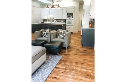 Macon House | The Cottage: Sleeps 10, Charming and Spacious!