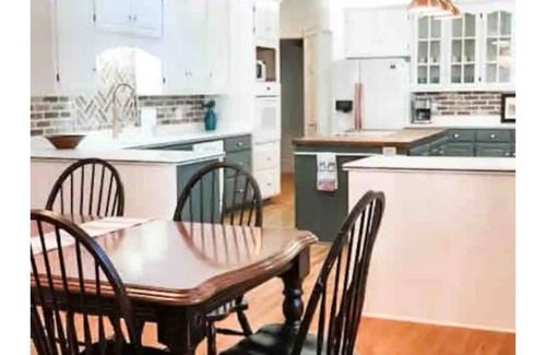 Macon House | The Cottage: Sleeps 10, Charming and Spacious!