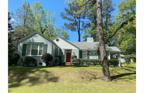 Macon House | The Cottage: Sleeps 10, Charming and Spacious!
