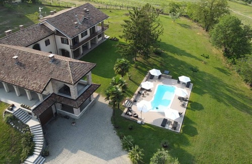 Calosso House | The Country House, breathtaking views of the vineyards