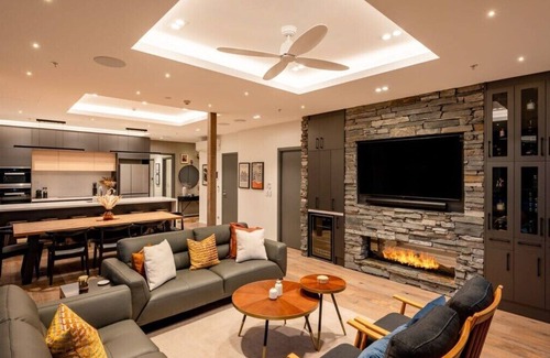 Queenstown City Centre Apartment | The Cove Penthouse, Free Parking, Fire Place, AC