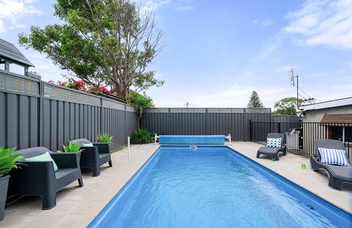 Caves Beach House | The Cove - Pet Friendly Retreat With Ocean Views Moments to Beach.