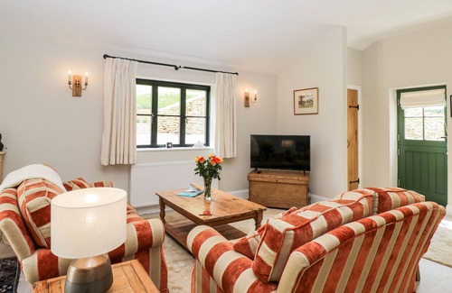 Frampton Mansell Cottage | THE COW SHED, pet friendly, with a garden in Frampton Mansell
