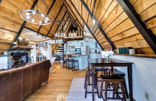 Franklin House | The Coziest cabin close to town w incredible views