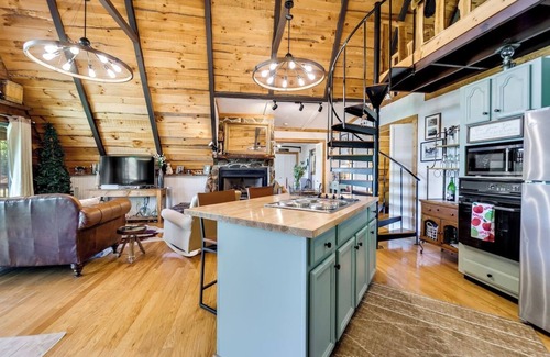 Franklin House | The Coziest cabin close to town w incredible views